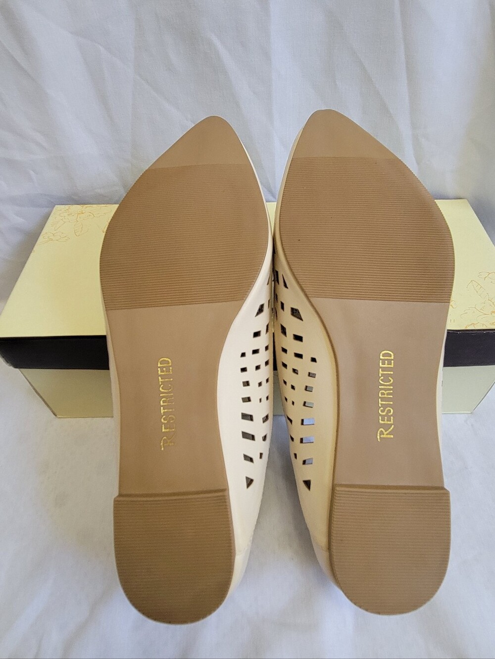 NIB Restricted BEIGE Cream Laser-Cut Pointed-Toe Flats Sandals Shoes 7.5 - Picture 3 of 3